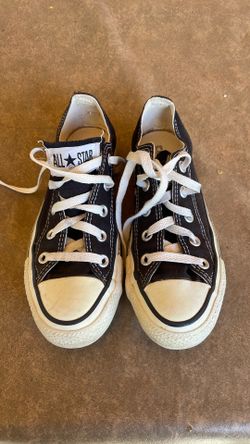 Converse low top shoes size 3 men’s or 5 women’s.