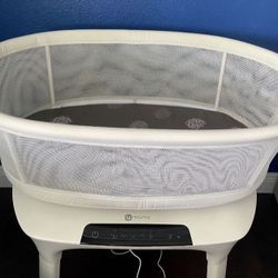 4 Moms Combo Mamaroo Bassinet And Swing Great Condition 