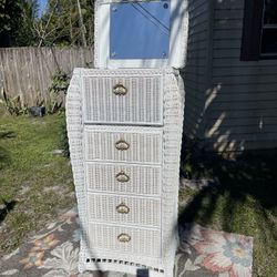 Dresser With 4 Drawers And Mirror 25”1/2W X 52”H X 18”1/2D (Rattan, White Color) In Good Condition $60 Firm On Price