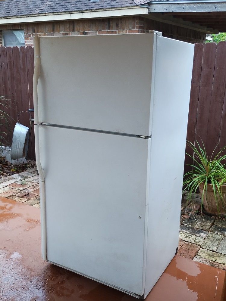 Refrigerator, White With Ice Maker 