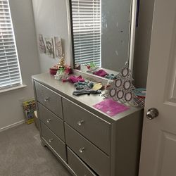 Dresser With Mirror