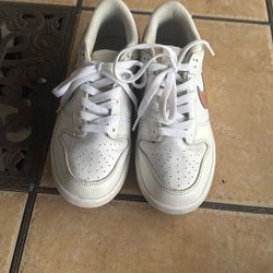 Woman Nike Dunks Size 5Y $10