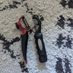 2 Fruit/Vegetable Peelers