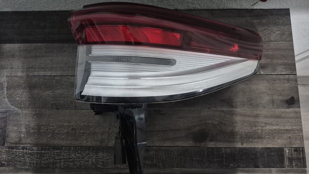 NEW LINCOLN NAVIGATOR 22-24 TAIL LIGHT RH OEM NL7B-13404-AL OEM