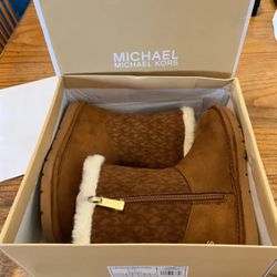 New Child’s Micheal Kors White Faux Fur /Chestnut Suede Boots Size 13