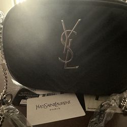 Women’s Crossbody Purse With Silver Hardware 