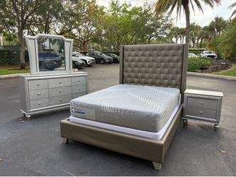 Beautiful Bedroom Set Queen Size Solid Wood Silver Color In Excellent Condition by VietnamFurniture