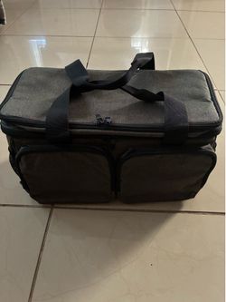 Insulated Medical Bag with adjustable dividers for organizing https://offerup.com/redirect/?o=c3VwcGxpZXMuSXQ= is constructed from water-resistant mat