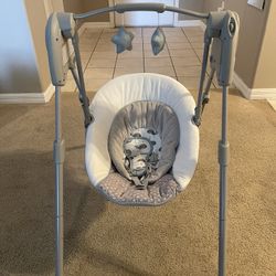 Graco Slim Spaces Compact Baby Swing