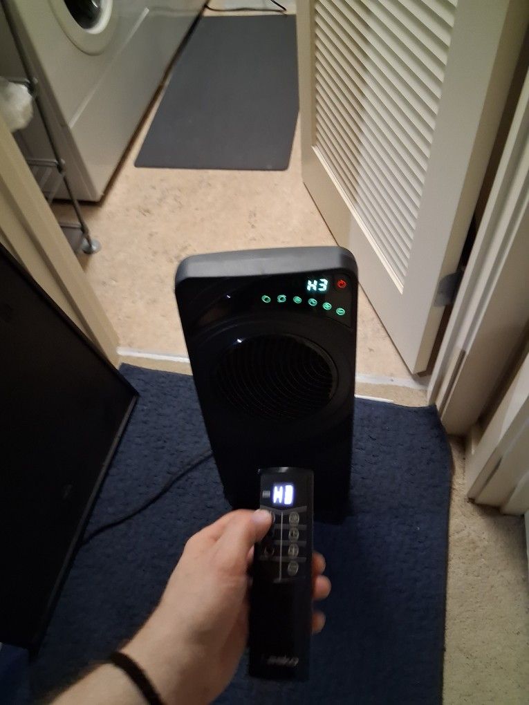 Lasko ,Oscillating  Movable Air HEATER 🔥 🥵 c c 23630 oscillating multiple direction with remote fully working mint condition gorgeous 😍 👌 LED 