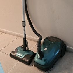 Kenmore 400 Series Vacuum – Pre-Owned, Excellent Condition – $95 (West Palm Beach)