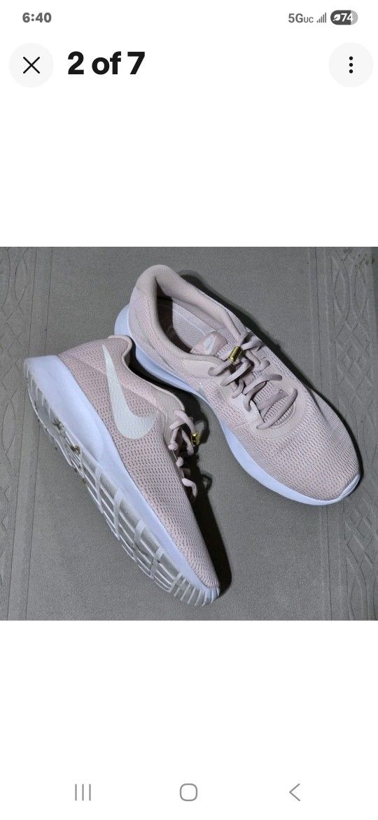 Qomens Nike Shoes Size 11