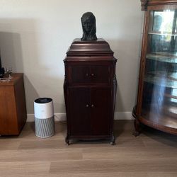 Antique Victor Victrola Record Player