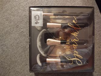 New in package 4 piece rise and sparkle makeup brush set $15