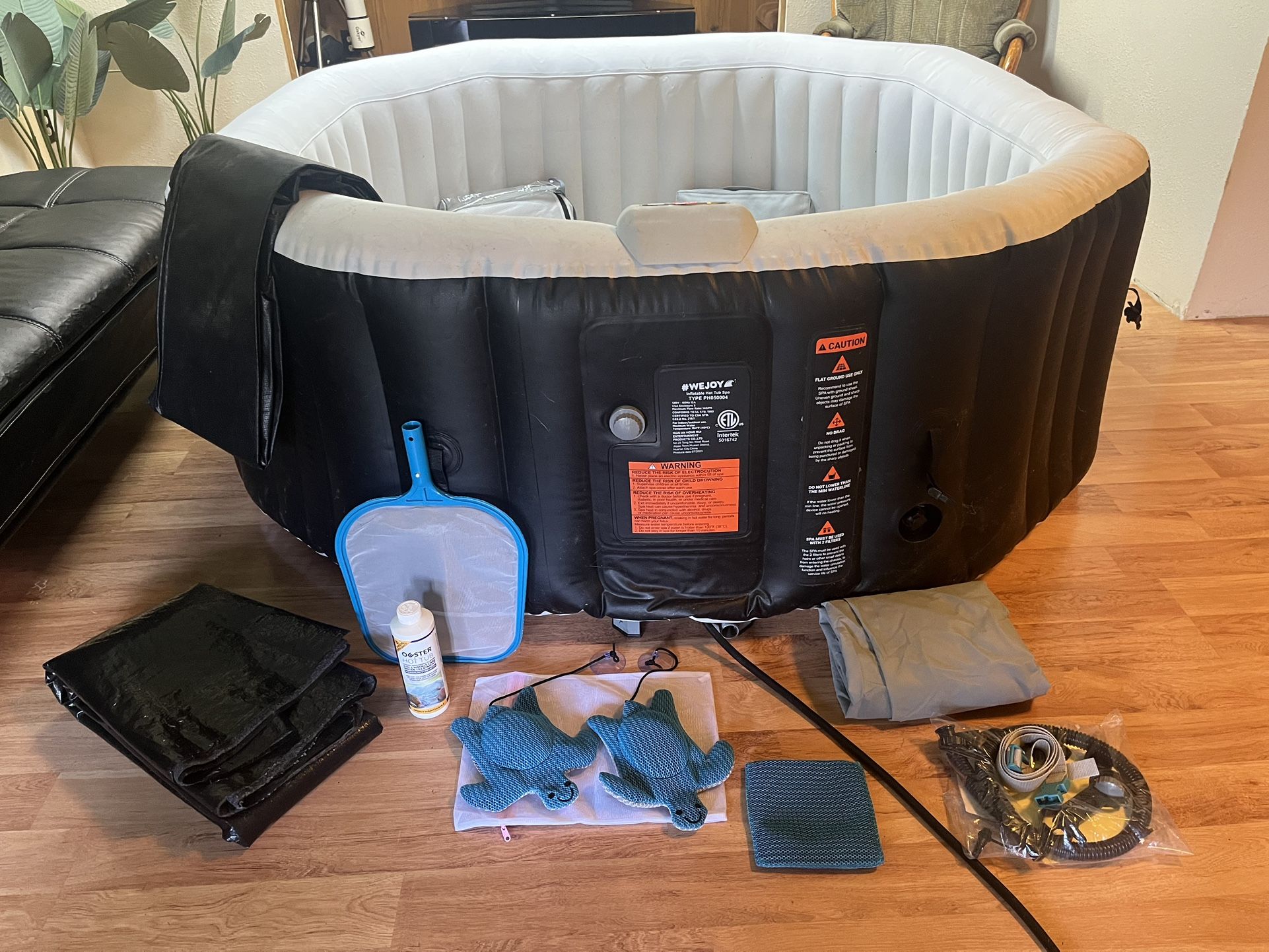 We Joy Portable Inflatable 4-6 Person Hot Tub.