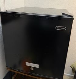 Whynter 1.1 Cu Ft Upright Mini Freezer (CUF-110B) – Black