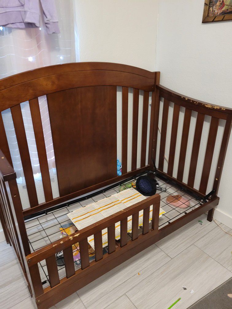 ** COMPLETE TODDLER BED **