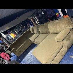 Smoke-Free, Pet Free Sectional Couch Great Condition I Sell All The Time Delivery Extra
