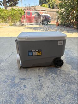 Unused - 38 qt Igloo w/wheels