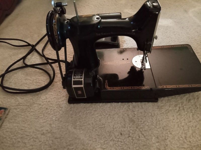Complete Sewing Machine Set With Case And Table
