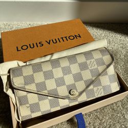 Original LV Sarah Wallet Color - Fuchsia / Monogram for Sale in New York,  NY - OfferUp