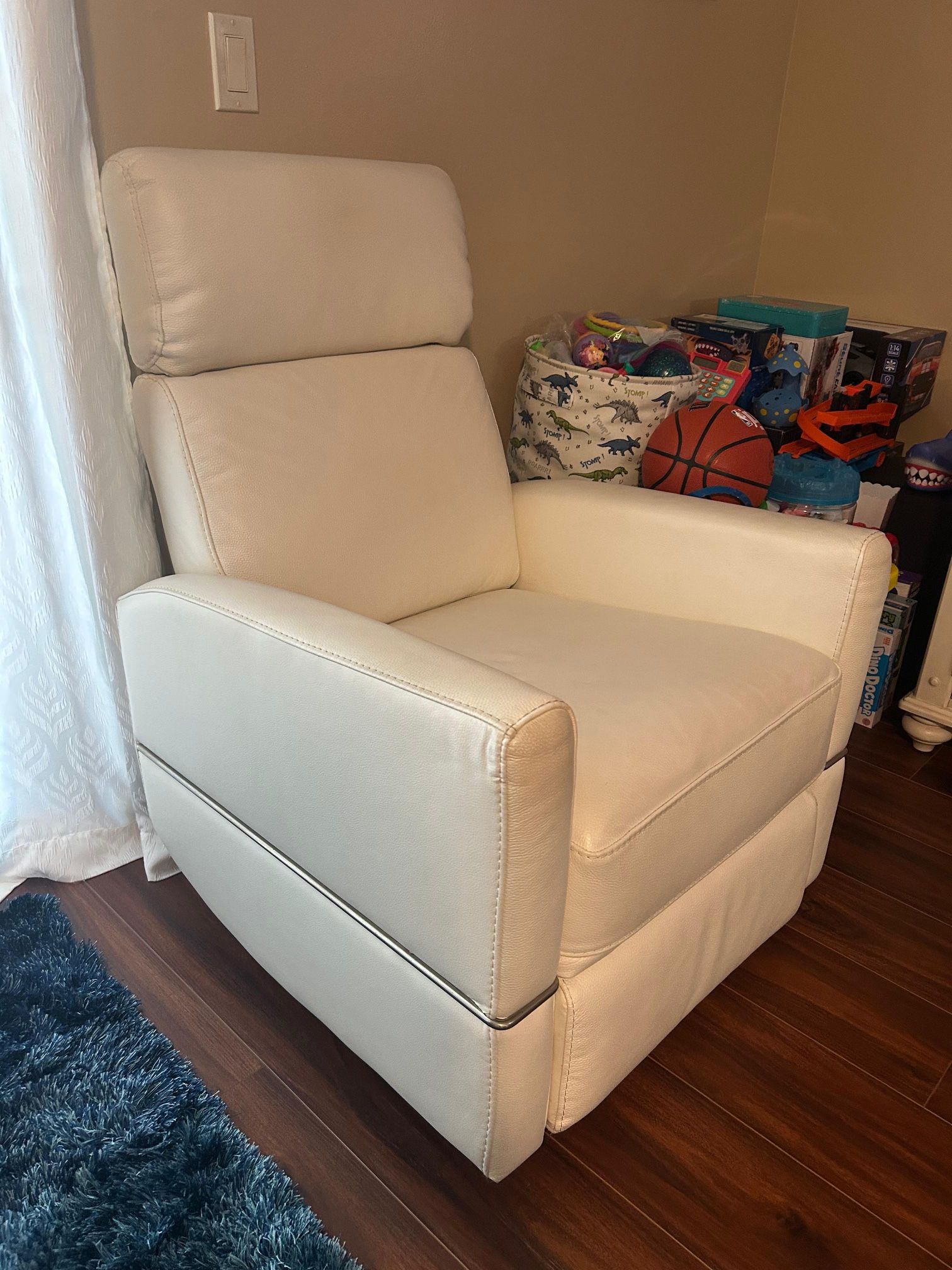 Electric Power Recliner And 4 Dining Chairs Bundle