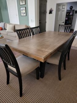 Beautiful Extendable Dining Table and Chairs