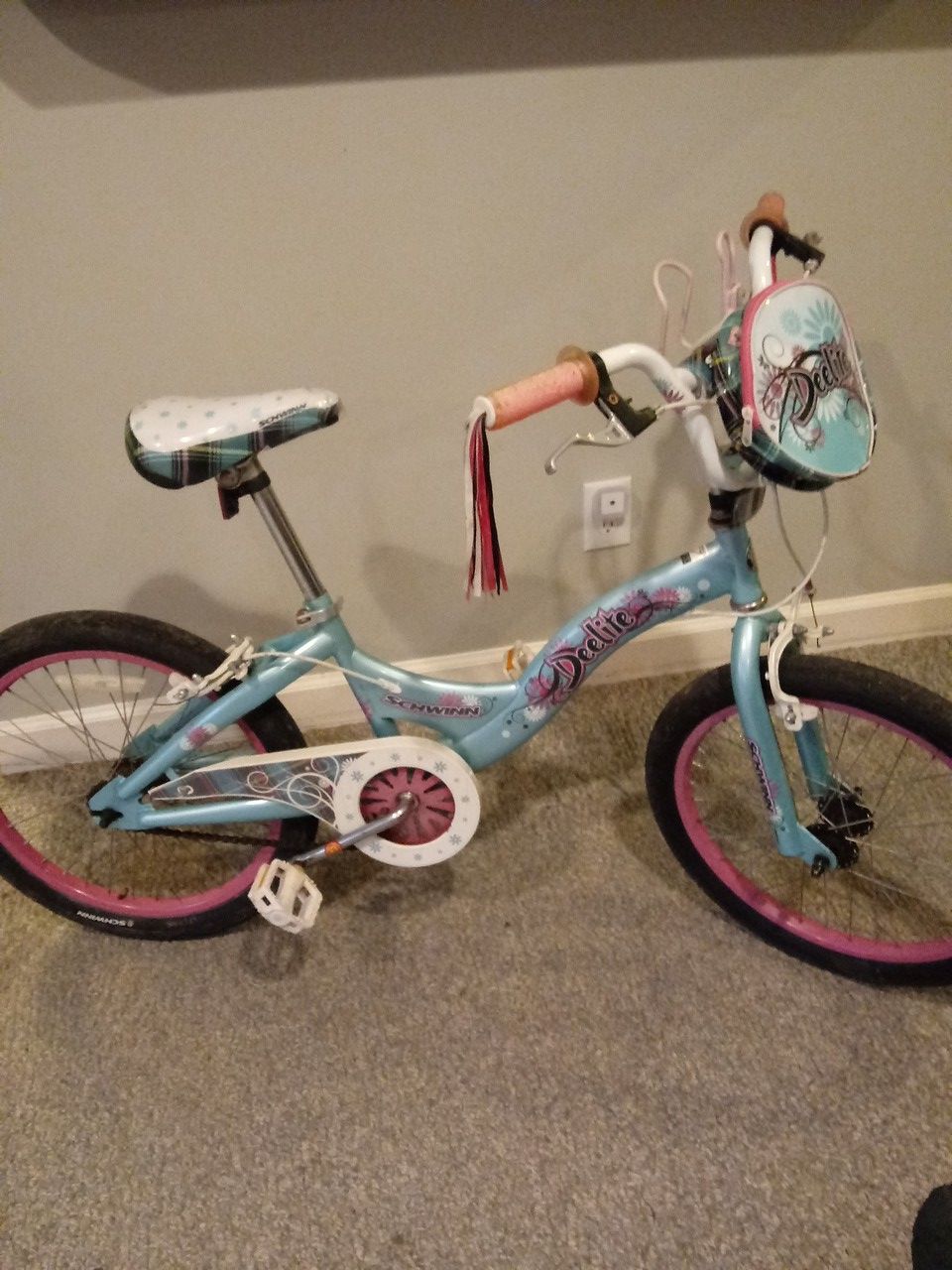 SCHWINN GIRLS DEELITE 20 " WHEELS NICE BIKE SCHWINN QUALITY 60 DOLLARS TODAY ONLYPRICE IS FIRM