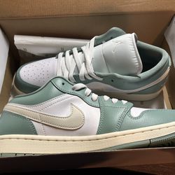 WOMEN’S AIR JORDAN 1 LOW size 10 Nikes