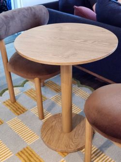 Round dining table