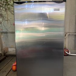 Frigidaire Gallery FGFR334 3.2 Cu Ft Mini Fridge 