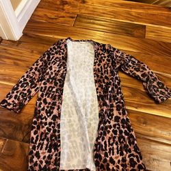 Girl’s long sleeve cheetah leopard kimono. Fits like a 7/8
