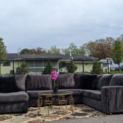 🛋️💥 Ashley Charcoal Sectional 💥 Free Delivery And Financing Available!