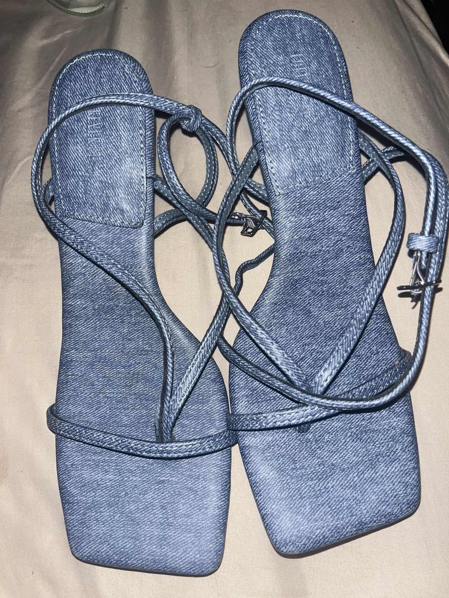 Super cute kitten heels!