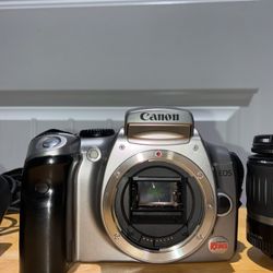 Canon EOS Digital Rebel, also known as the Canon EOS 300D. Canon EOS Digital Rebel, también conocida como Canon EOS 300D.