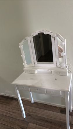 Girls vanity