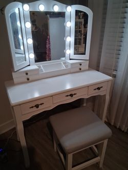White Make-up Vanity