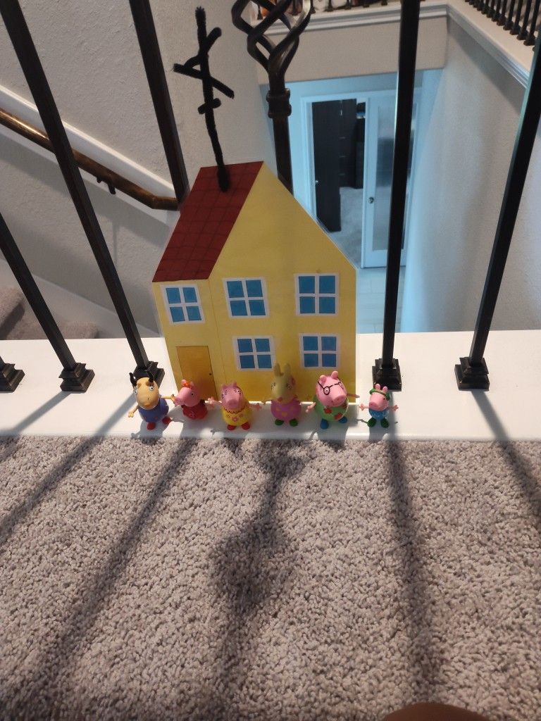 Peppa pig toy figurines and house