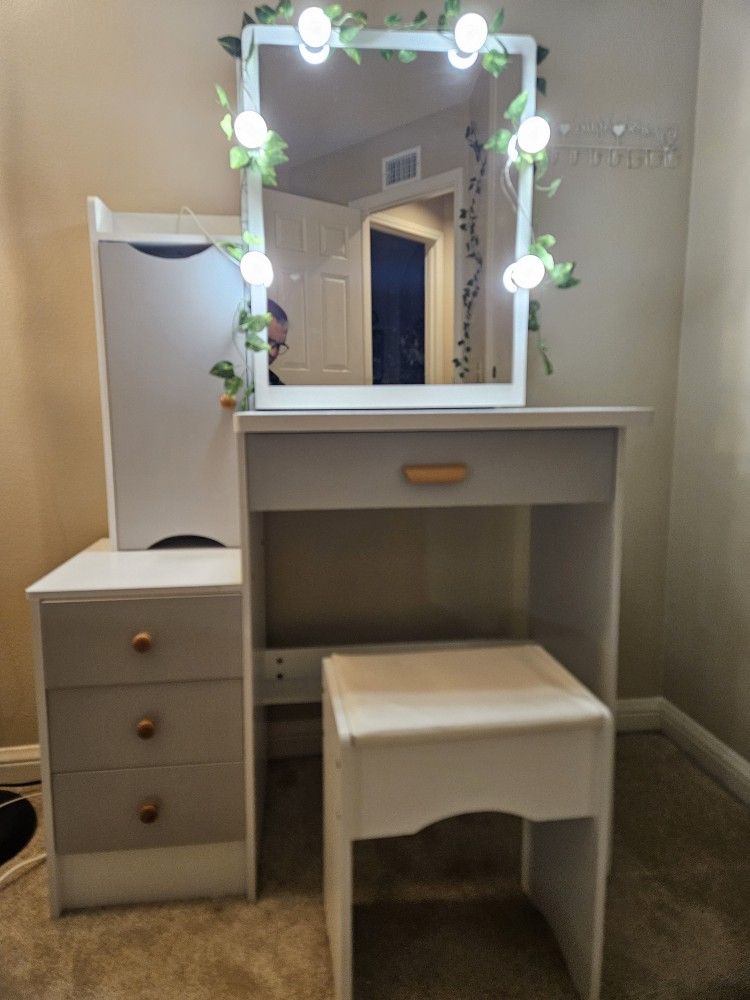 Vanity Makeup Desk