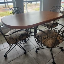 5 Piece Caster Dining Set - Excellent Condition