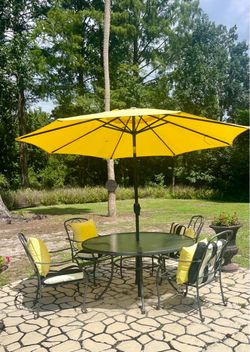 Outdoor Patio table w/chairs, umbrella and cushions