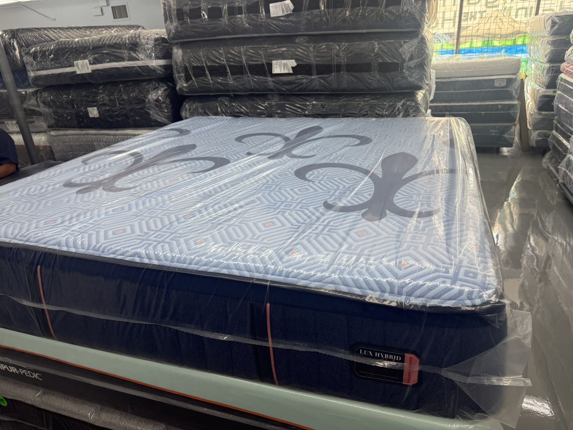 KING SIZE STEARNS & FOSTER LUX ESTATE HYBRID MATTRESS & BOX SPRINGS BED SET