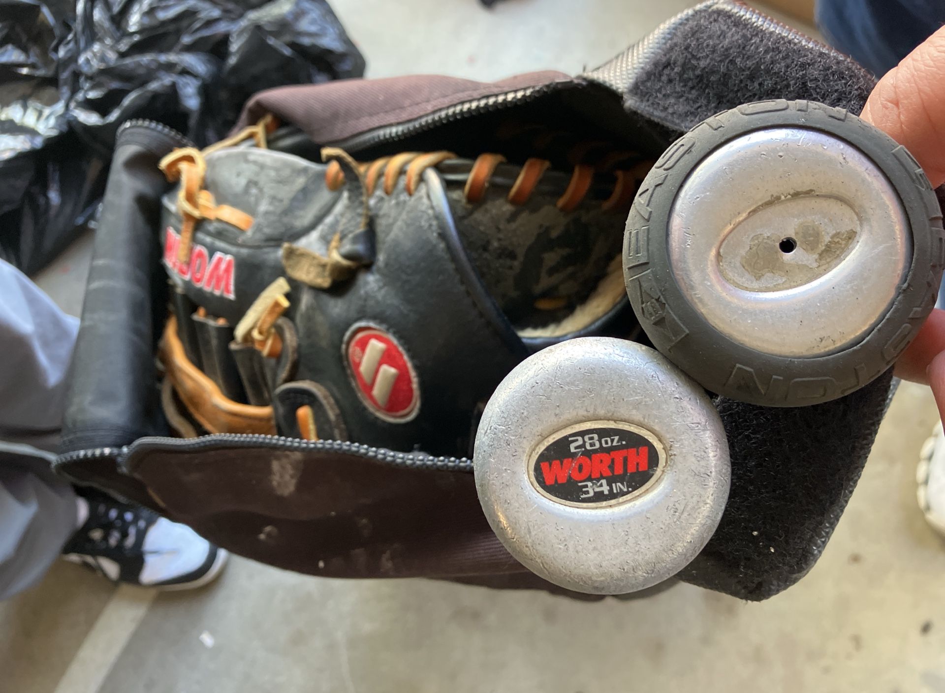 Softball Bag / 2 Bats / 1 Glove