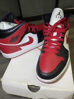 Jordan 1’s red,black and white us.9