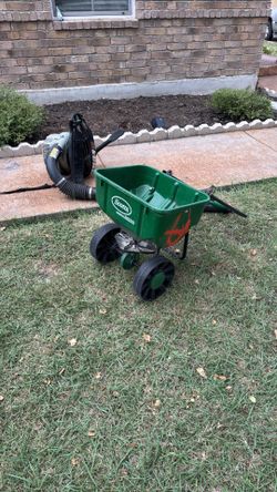 Grass feeder spreader