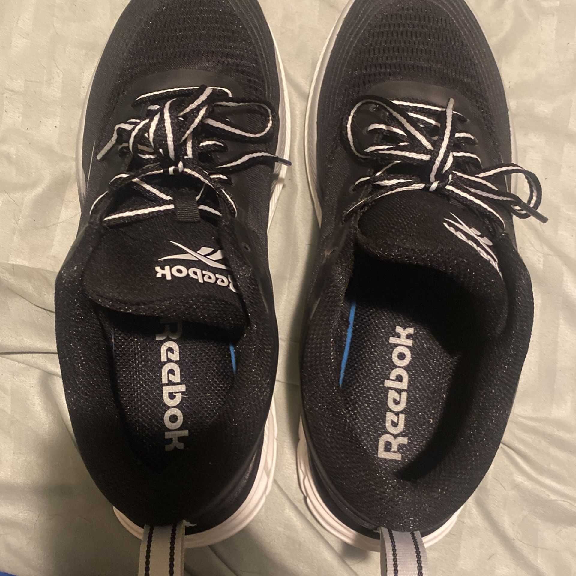 Tennis shoes