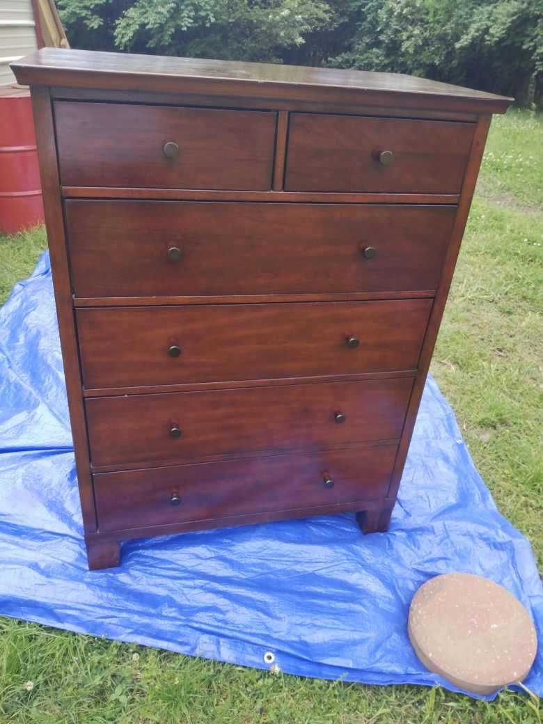 Dresser/ Chest Of Drawers