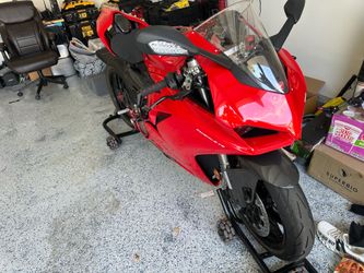 2022 Ducati Panigale V2 | 520 Miles | Akrapovic Exhaust | Like New