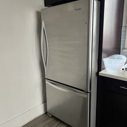 Whirl Pool Refrigerator 