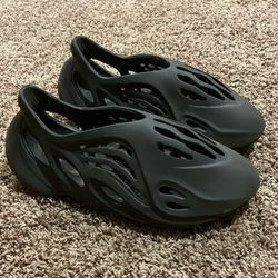 Yeezy Foam runners size 11